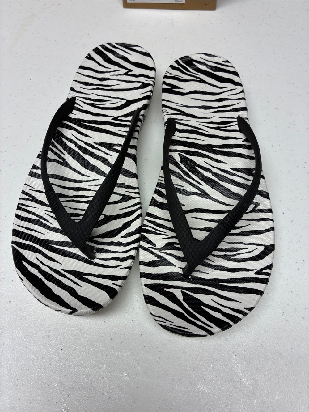 FitFlop iQushion Zebra Print Flip Flops Women’s Size 6 Ergonomic Comfort Sandals